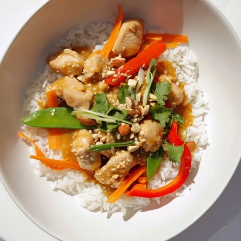 Steaming Sesame Ginger Rice Bowl: tender chicken and vibrant vegetables over fluffy rice.